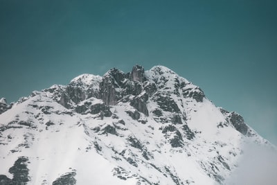 蓝天下的雪山